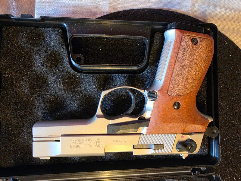 Walther P88 in Nickel mit Holzgriffschalen
