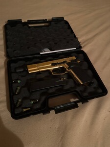 Goldene 24 Karat Schreckschuss