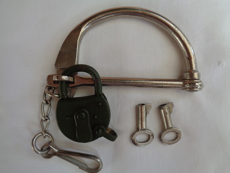 Orig. Bundeswehr Seesack-Verschlussbügel und Vorhängeschloss, sehr gut