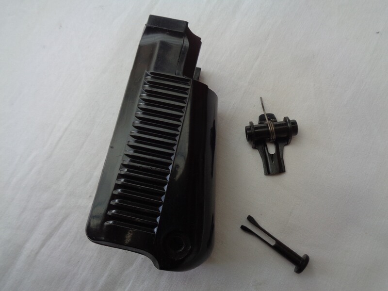 Griffschale und Magazinhalter für polnische PM 63 Maschinenpistole, sehr guter Zustand!