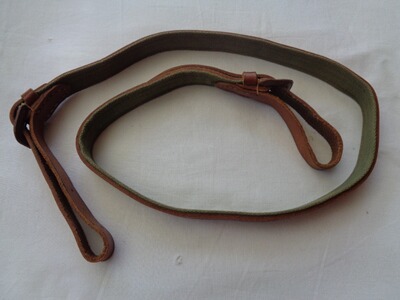 Gewehrriemen Leder mit Baumwollinnengurtband 20mm, von 90cm bis 108cm verstellbar, s.g. Zustand