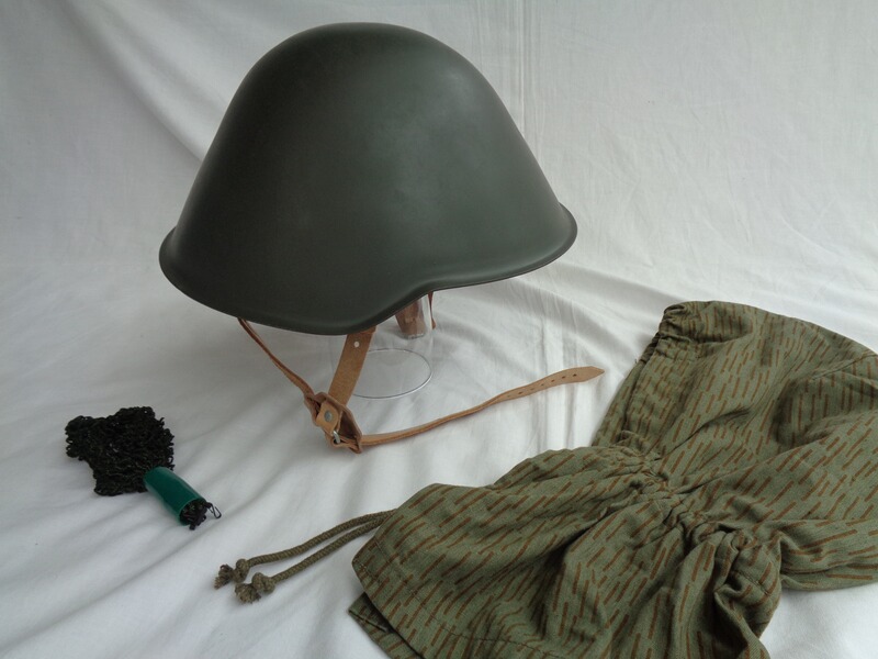 Orig. NVA Stahlhelm + Helmnetz & Strichtarnbezug 1988, unbenutzte Depotware! (NOS)