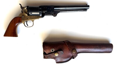 Vorderlader-Revolver, runder Lauf glatt/schwarz, beschossen, mit Lederholster