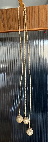 Sehr seltene Original argentinische BOLA, handgeflochten Leder 3 Seile, 3 Steine TOP Zustand!