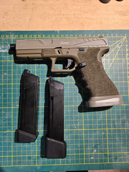 Glock 17 Klon "Army Armament R17 Gladiator GBB "Begadi Special Version""