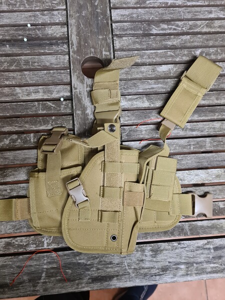 Große Beinholsterplattform mit Zusatztaschen