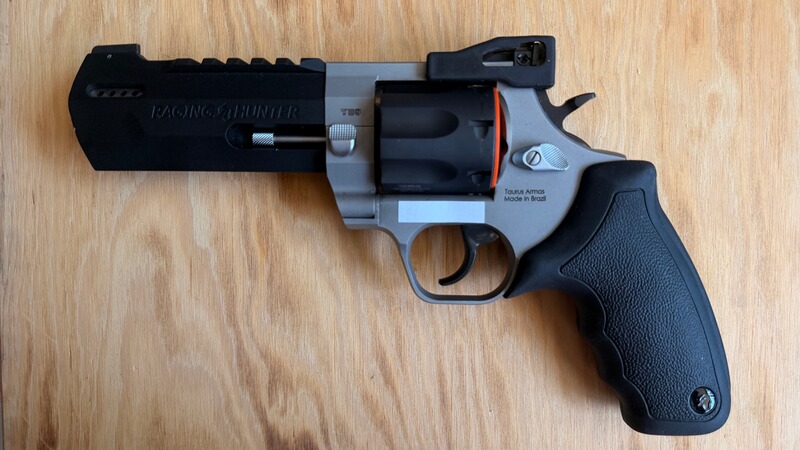 Taurus Raging Hunter .357 Mag. / .38 Spec. – Geringe Schussleistung, inkl. Jetloader & Holzgriffen.
