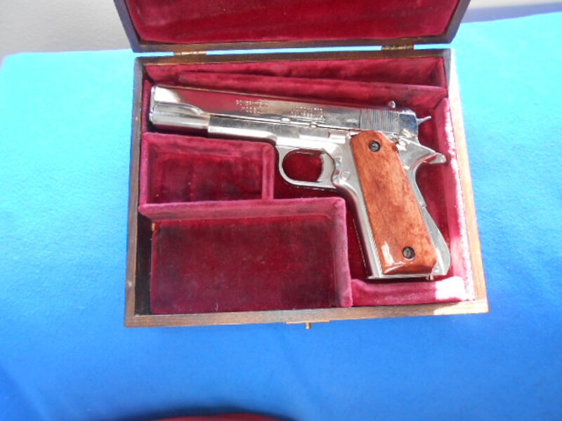 Antike Schatulle mit Colt 1911