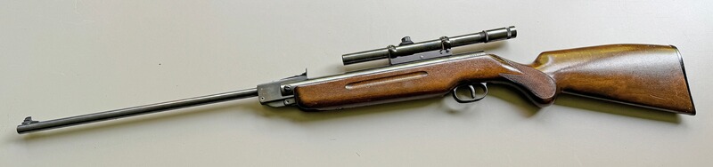 Luftgewehr mit Zielfernrohr der Marke Burgo
