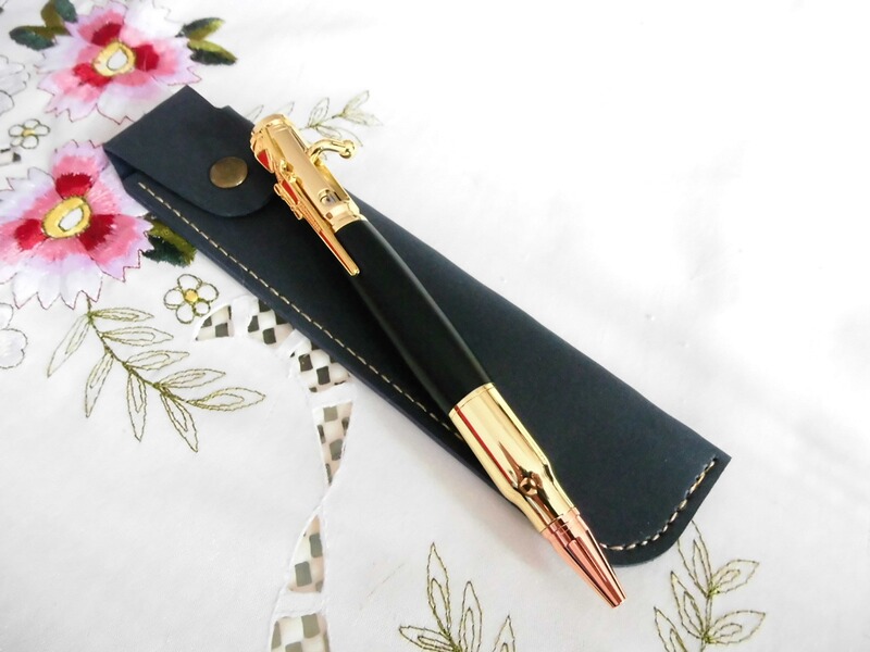 Ausgefallen:Luxus Kugelschreiber in Patronenform Kirschbaumholz Großraummine Neu