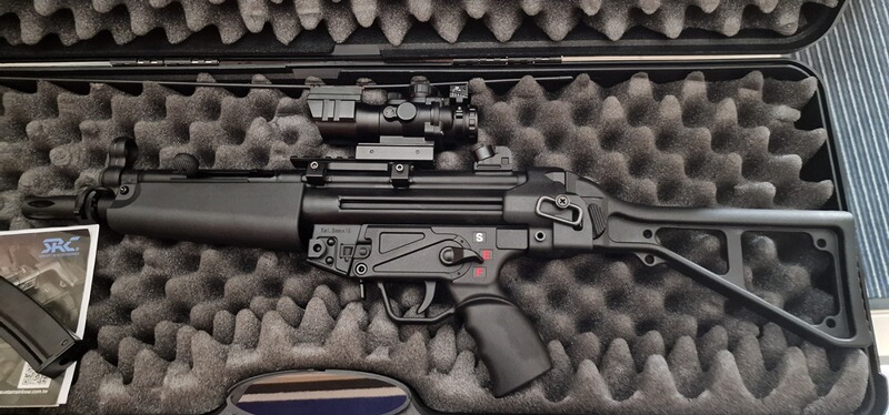 SRC SR5AU SMG Vollmetall CO2 BlowBack 6mm BB mit LED Visier und Koffer