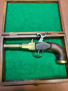 Kleine alte Taschenpistole mit Kanonenlauf aus Messing