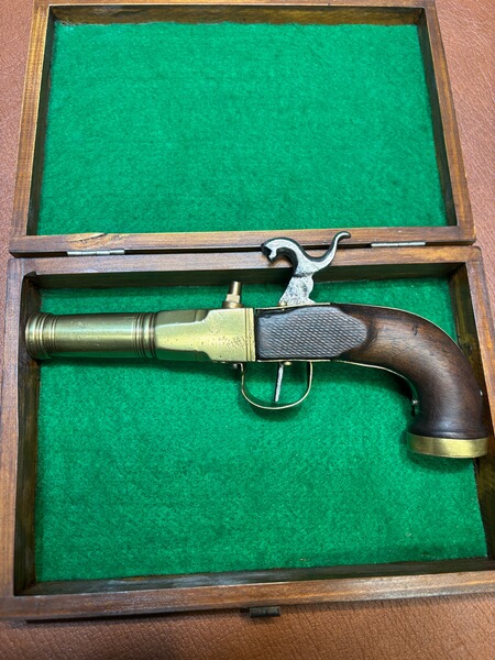 Kleine alte Taschenpistole mit Kanonenlauf aus Messing