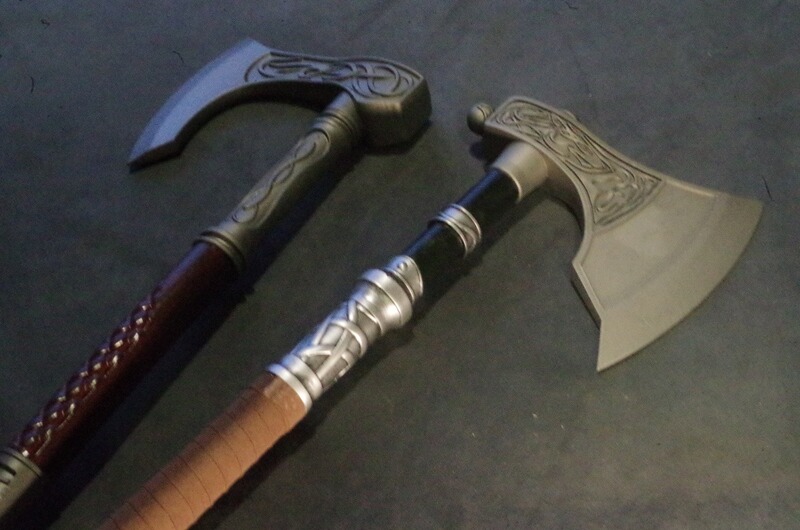 2x schwere Axt Deko mit Vikings Wikinger Verzierungen, Assassinen Einzelstücke