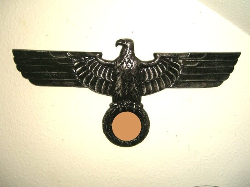 großer Adler mit Emblem !