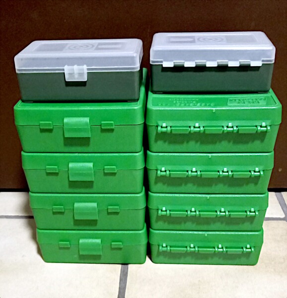 10 Patronenboxen, 8 x 100 und 2 x 50 Schuss, .357 Mag.