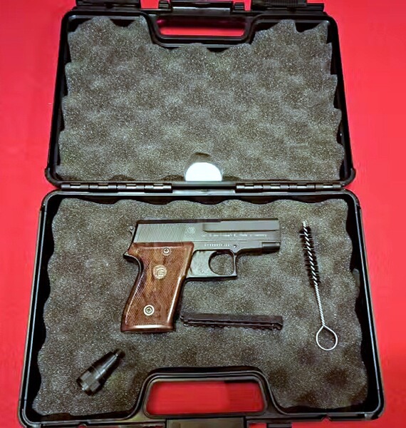 Röhm RG300 (RG 300) Schreckschuss Pistole Kal. 6mm Flobert (PTB 327) 2 Magazine NEU!