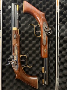 2 Thompson Center Patriot Vorderlader Pistolen .45 im Koffer