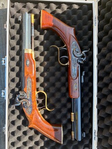 2 Thompson Center Patriot .45 Vorderlader Pistolen im Koffer