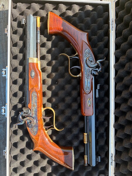 2 Thompson Center Patriot .45 Vorderlader Pistolen im Koffer