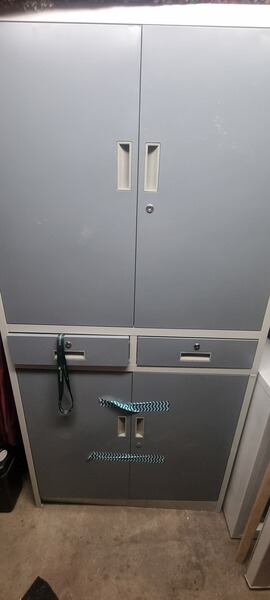 Schrank aus Metall