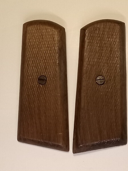 Holzgriffschalen mit Schrauben.