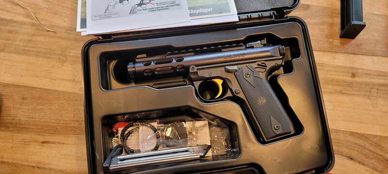 Ruger Mark IV 22/45 Lite - black / gold (GEB05)