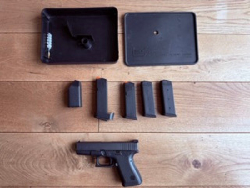 Glock 19 Gen 2 - Sammlerstück / sehr guter Original-Zustand - 4 Magazine - Sport- und Safety-Holster