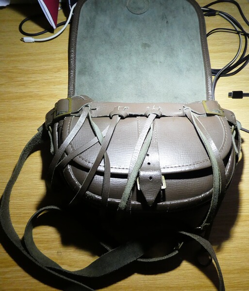 geräumige robuste braune Rindleder Patronentasche mit 8 Hühnergalgen