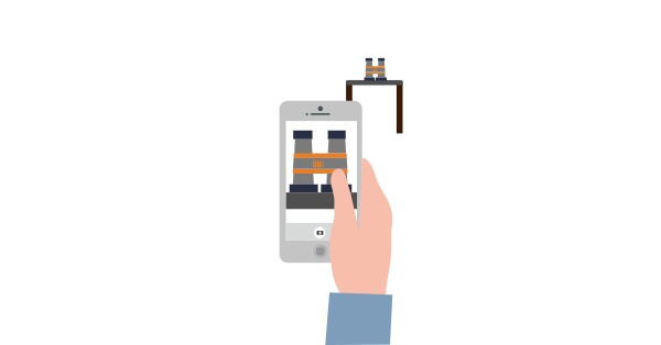 eine Person die ein Bild mit dem Smartphone macht